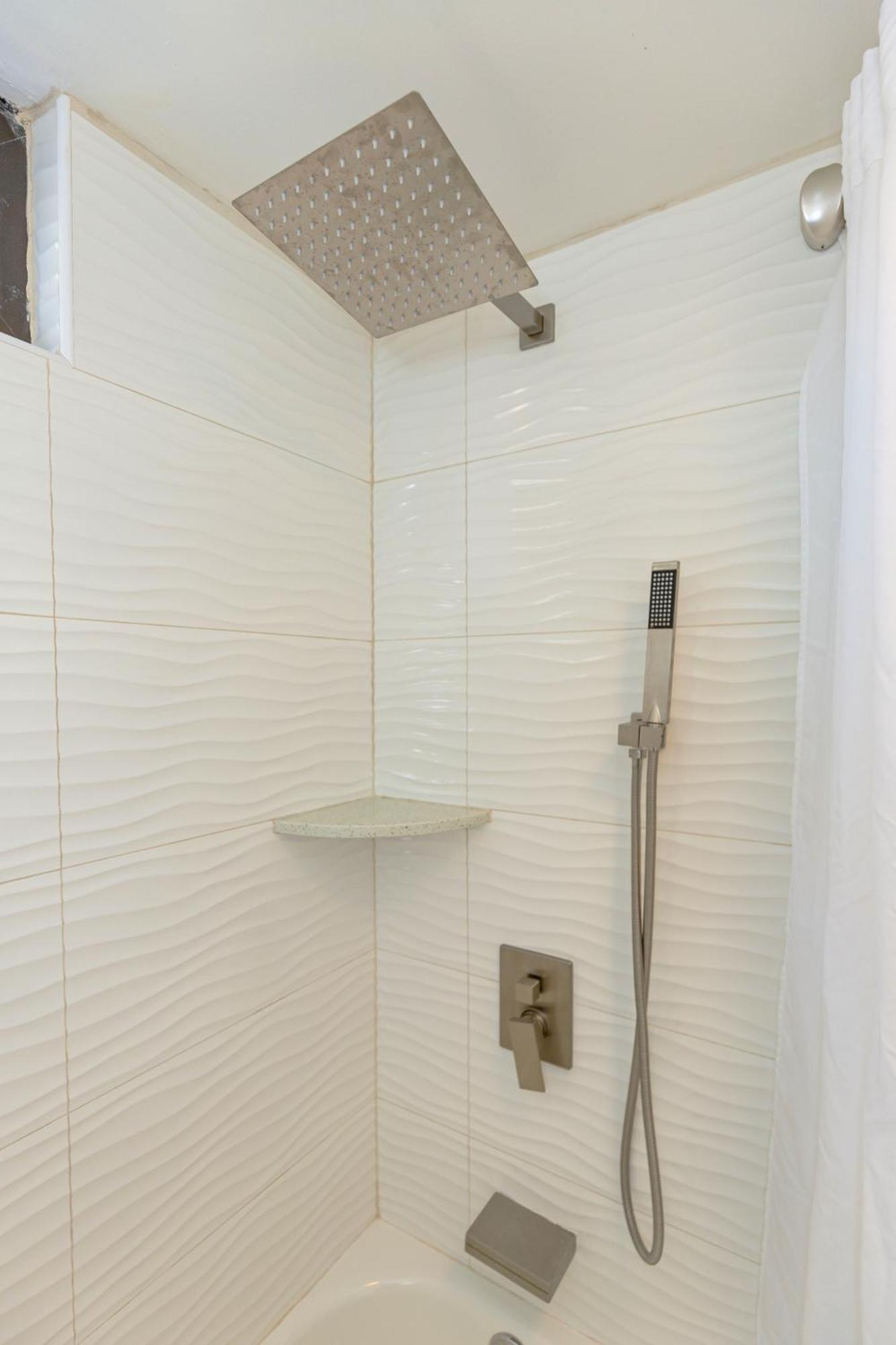 Renovated Ocean View Suite, Near Beach, Free Parking ホノルル エクステリア 写真